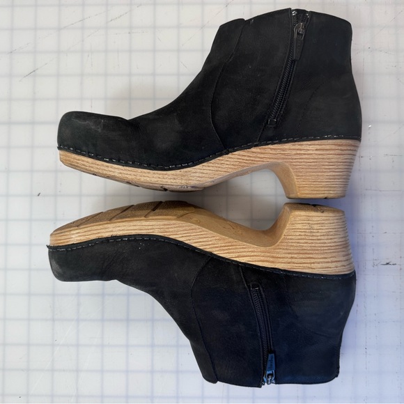 Women's Dansko Maria Black Leather Nubuck Clog Booties Size 10 - Picture 2 of 8